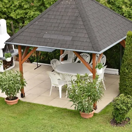 Ludika Vendeghaz באלאטונפורד