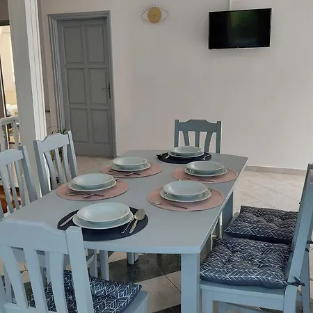 Ludika Vendeghaz * באלאטונפורד