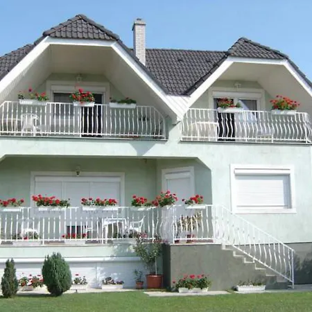 Ludika Vendeghaz באלאטונפורד